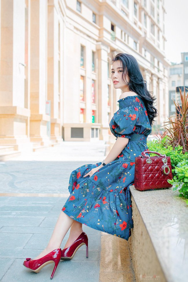 Túi Dior Lady màu đỏ nổi bật sang trọng của cô cũng có giá hơn 80 triệu đồng.