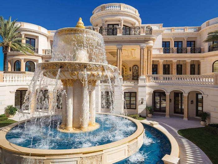 Mô phỏng theo Cung điện Versailles của Pháp, tòa nhà có nhiều chi tiết trang trí công phu.