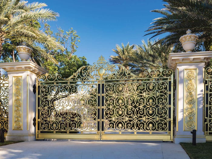 Cổng biệt thự mạ vàng vô cùng sang trọng.