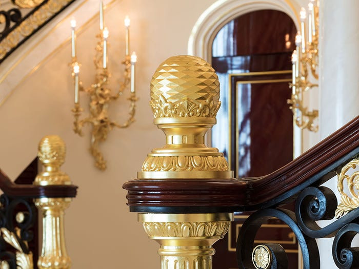 Riêng cầu thang cũng ngốn tới 2 triệu USD.