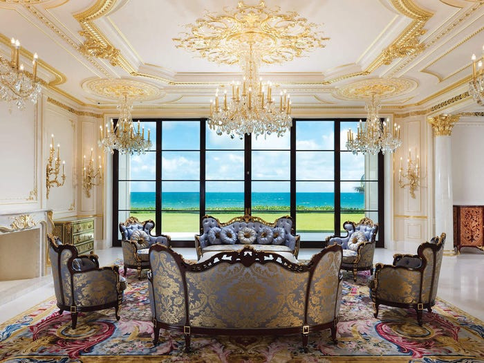 Cửa sổ kính trải dài từ sàn tới trần.