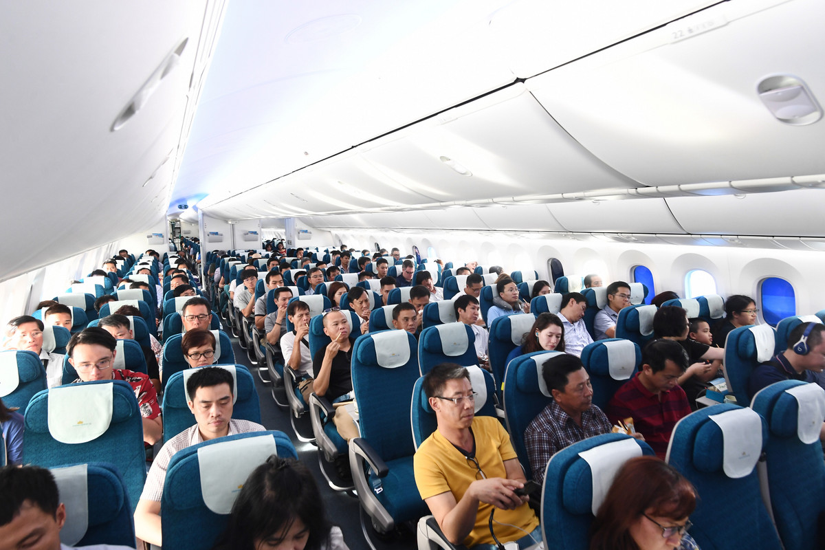 Với chiều dài trên 68m, gồm 24 ghế hạng Thương gia và 343 ghế hạng Phổ Thông, Boeing 787-10 chở được nhiều hành khách, hàng hóa hơn 15% so với Boeing 787-9. Ảnh: VNA.
