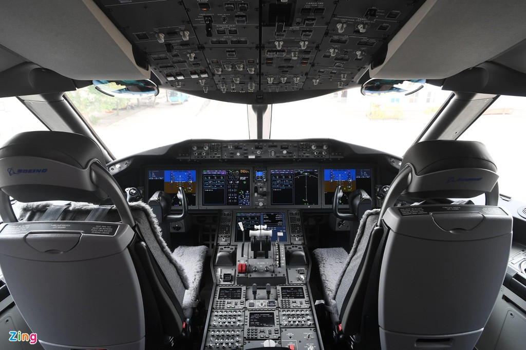 Buồng lái của phi công trên chiếc Boeing 787-10 có nhiều điểm khác biệt với các dòng máy bay hiện đại khác cũng của Boeing. Ảnh: Zing.