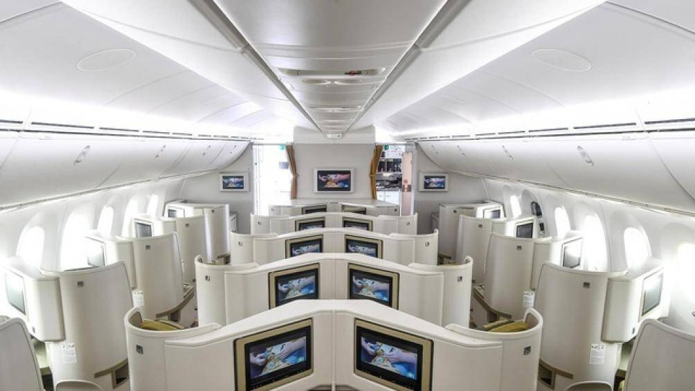 Được biết, phi công người Anh sẽ ngồi khoang thương gia của siêu máy bay Boeing 787-10. Hãng cũng sắp xếp ghế đồng hạng cho 3 bác sĩ đi cùng và bố trí vị trí để 6 bình ô xy để phục vụ cho phi công này trên hành trình bay kéo dài 15 tiếng. Ảnh: VNA. Video: Boeing 787-9 Dreamliner về chung nhà với Bamboo Airways. Nguồn: VTC Now