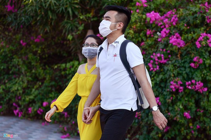 Trong khi đó, ở các điểm du lịch tại Nha Trang dù nhiều nơi đóng cửa nhưng du khách vẫn cố gắng tìm đến vui chơi. Nhiều người do đến thành phố biển lần đầu nên muốn đi một lần cho biết.