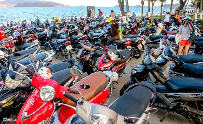 Dọc công viên đường Trần Phú có hàng chục điểm giữ xe, nhưng đều chật kín mỗi buổi chiều. Thậm chí, một vài nơi người đi tắm còn để xe tràn ra cả vỉa hè dành cho người đi bộ vì không còn chỗ trong các bãi.