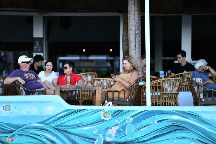 Du khách nước ngoài có mặt tại đây chủ yếu là người Nga. Họ đến Nha Trang từ nhiều ngày trước đó khi đường bay quốc tế chưa tạm dừng.