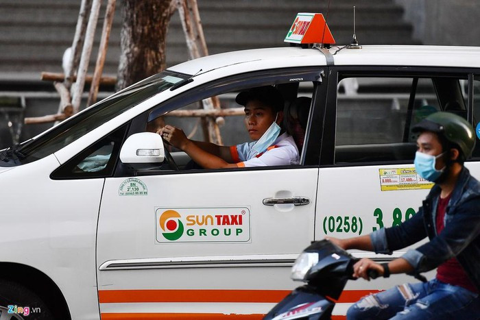 Trên bờ, hệ thống loa phát thanh liên tục phát, thông báo "khuyến cáo không tập trung để phòng chống Covid-19". Ông Nguyễn Sỹ Khánh, Phó chủ tịch UBND Nha Trang, cho biết đã gửi thông báo đến các cơ sở kinh doanh dọc bãi biển, yêu cầu đóng cửa để phòng chống Covid-19.