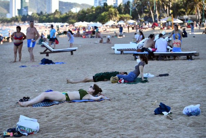 Tuy nhiên, trên bãi biển, cả du khách nước ngoài lẫn trong nước đều để mặt trần vui chơi trên cát. Khá ít người đeo khẩu trang.
