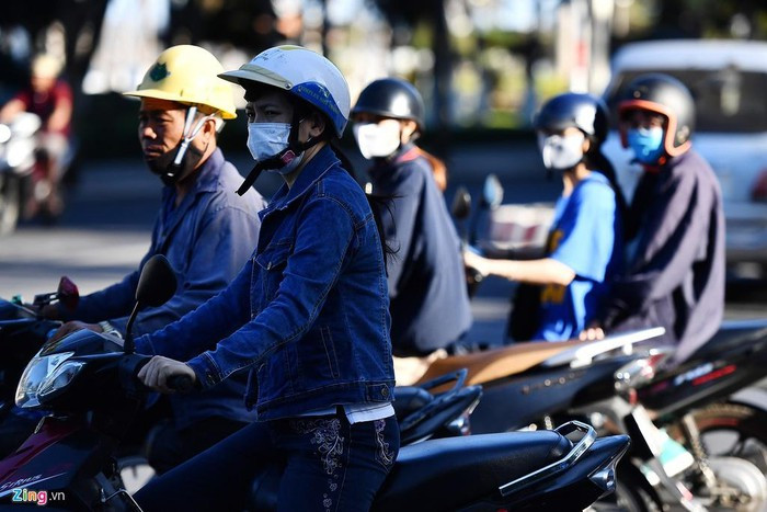 Trên đường phố, phần lớn người dân ra đường đeo khẩu trang nghiêm túc khi lưu thông.
