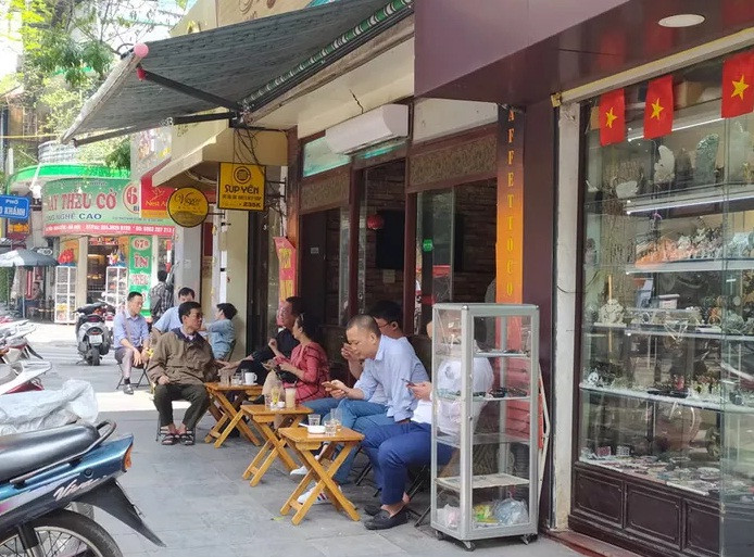 Bat chap “lenh dong cua”, nhieu quan ca phe o Ha Noi van tap nap khach-Hinh-6