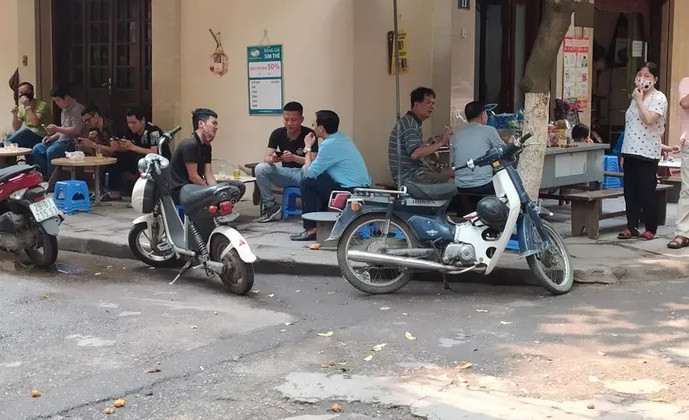 Bat chap “lenh dong cua”, nhieu quan ca phe o Ha Noi van tap nap khach-Hinh-7