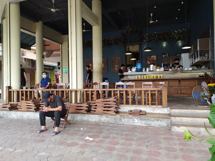 Bat chap “lenh dong cua”, nhieu quan ca phe o Ha Noi van tap nap khach-Hinh-2