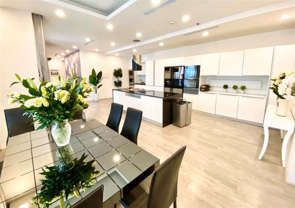 Khu bếp được tô điểm bằng bình hoa tươi. Nguồn ảnh: FBNV