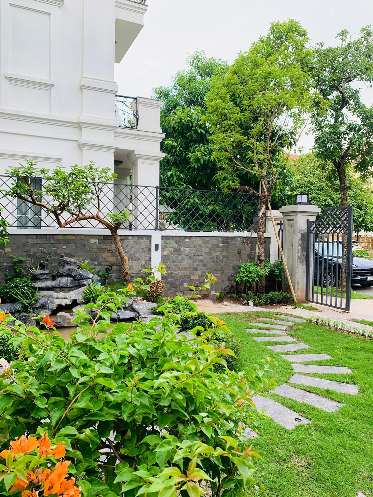 Biệt thự cao 3 tầng sở hữu khoảng sân vườn ngập tràn màu xanh do chính nữ diễn viên chăm chút.