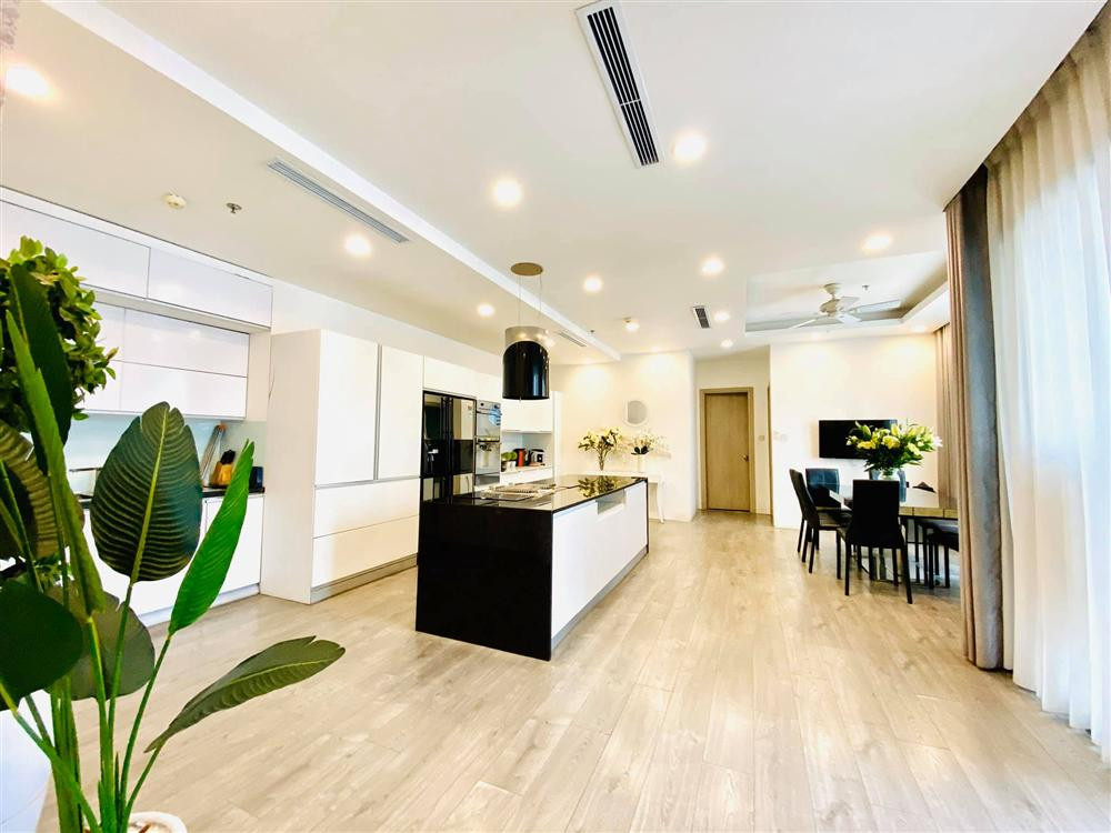 Phòng bếp rộng rãi và sang trọng.