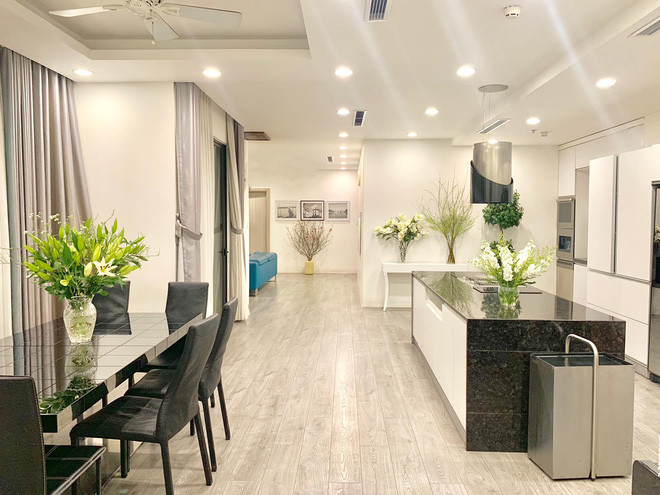 Nội thất phía trong biệt thự được bày biện và bố trí theo phong cách hiện đại và sang trọng.