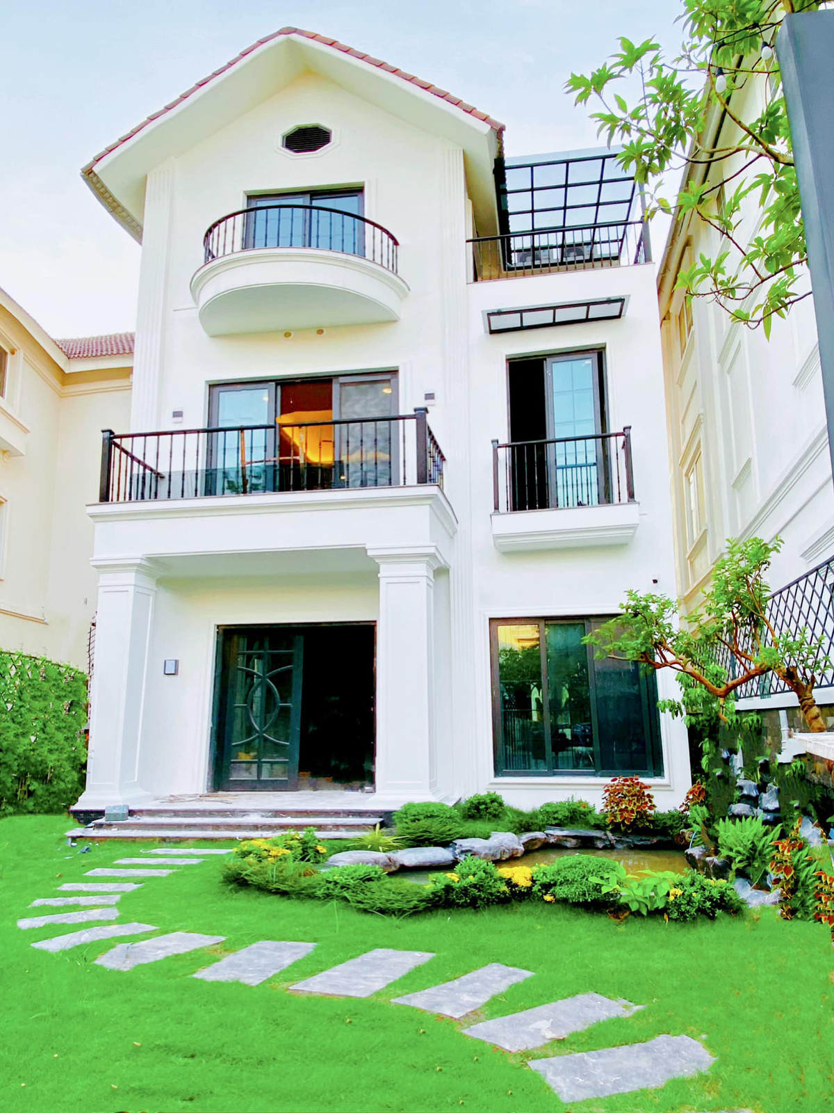 Bên cạnh nghệ thuật, diễn viên Lã Thanh Huyền còn đam mê với bất động sản. Trong số đó phải kể đến căn biệt thự đẹp như mơ, có diện tích sàn 450m2 và 150m2 sân vườn, nằm ở nơi có giá đất cao nhất nhì tại Hà Nội với view nhìn ra hồ.