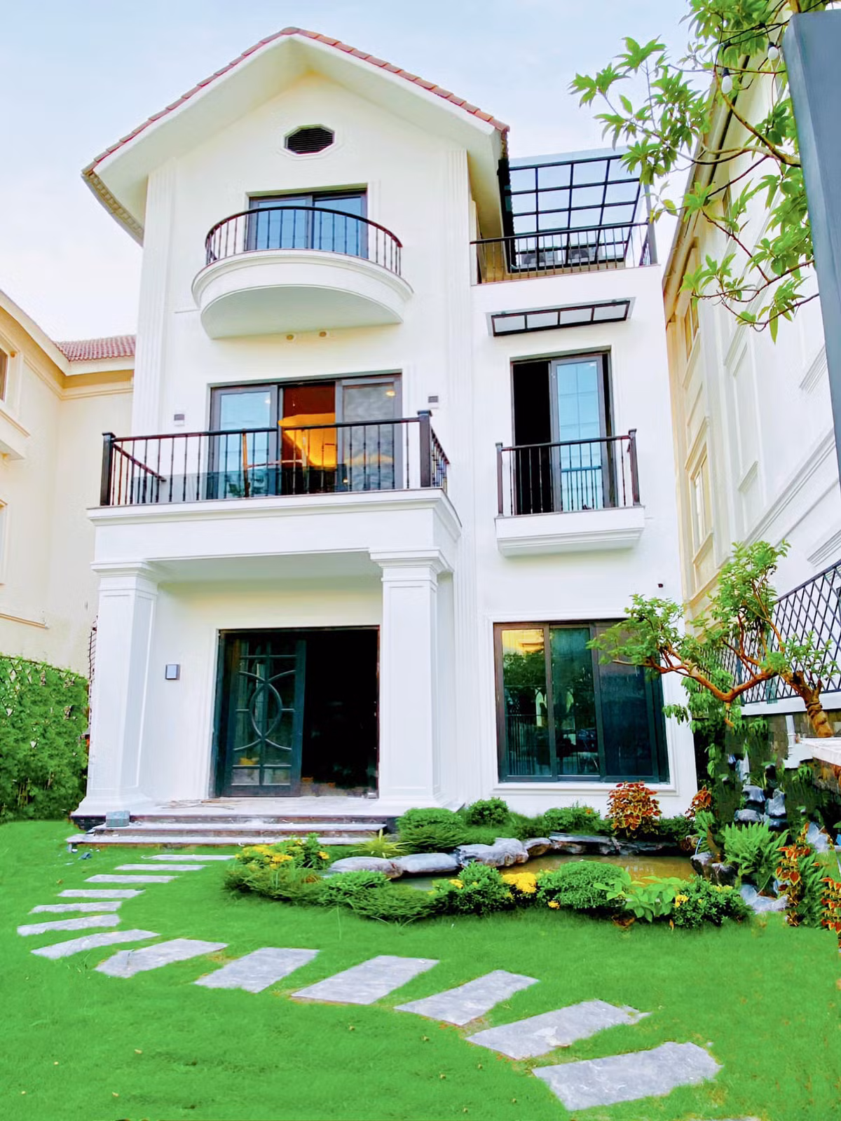 Bên cạnh nghệ thuật, diễn viên Lã Thanh Huyền còn đam mê với bất động sản. Trong số đó phải kể đến căn biệt thự đẹp như mơ, có diện tích sàn 450m2 và 150m2 sân vườn, nằm ở nơi có giá đất cao nhất nhì tại Hà Nội với view nhìn ra hồ.