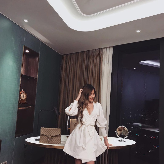 Cô nàng chứng tỏ độ chịu chơi khi sở hữu chiếc túi Gucci Supreme Dionysus trị giá 2.290 USD.