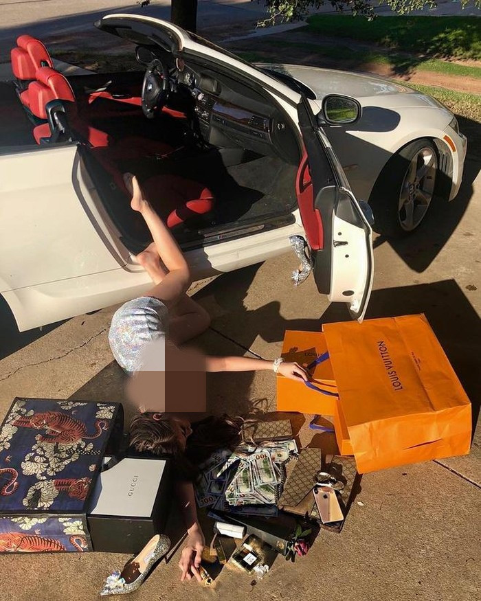 Không kém hội con nhà giàu quốc tế, Anh Vân từng thử trào lưu "ngã sấp mặt" khi bước xuống siêu xe quanh loạt đồ toàn là hàng hiệu xa xỉ.