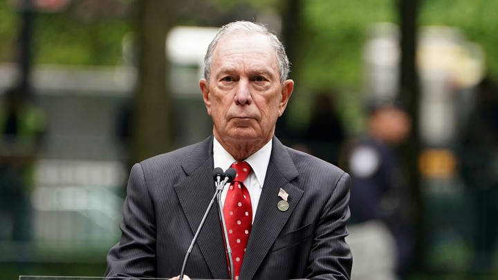 Tỷ phú Michael Bloomberg xuất thân từ một gia đình trung lưu. Khi còn học tại Đại học Johns Hopkins, ông từng làm nhân viên trông xe để trả nợ cho khoản vay sinh viên. Ảnh: Getty Image.