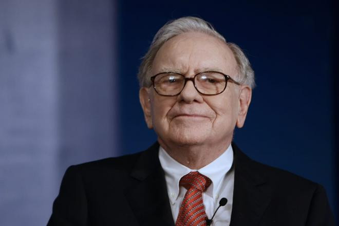 Công việc đầu tiên của “huyền thoại chứng khoán” Warren Buffett chính là giao báo cho người dân địa phương trên chiếc xe đạp của mình khi mới 13 tuổi. Ảnh: Getty Image.