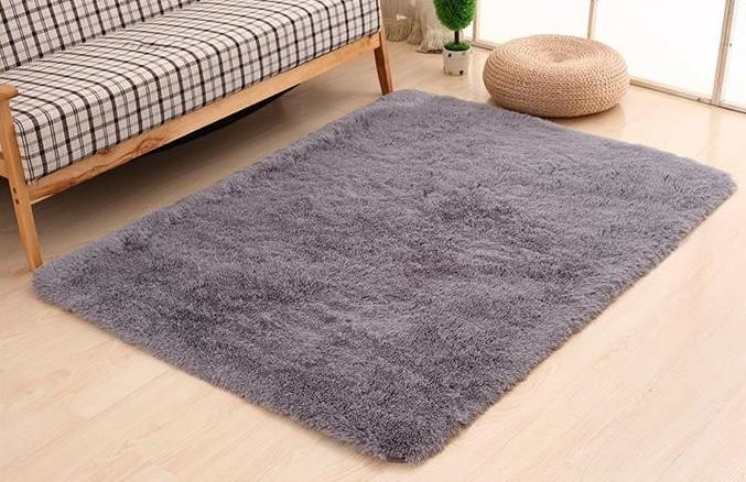 Thảm lót chân gần cửa là một trong những khu vực được đánh giá bẩn nhất trong nhà. Bởi, lòng bàn chân hội tụ nhiều vi khuẩn gây bệnh, mỗi lần lau chân vào thảm đều sẽ mang theo mầm bệnh.