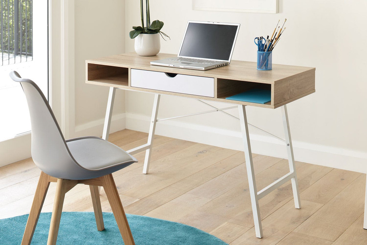 Ít ai biết, bàn việc chứa lượng vi khuẩn nhiều gấp hàng trăm lần nhà vệ sinh. Nếu không thường xuyên dọn dẹp bàn làm việc, bạn có thể mắc nhiều chứng bệnh nguy hiểm cho sức khỏe.