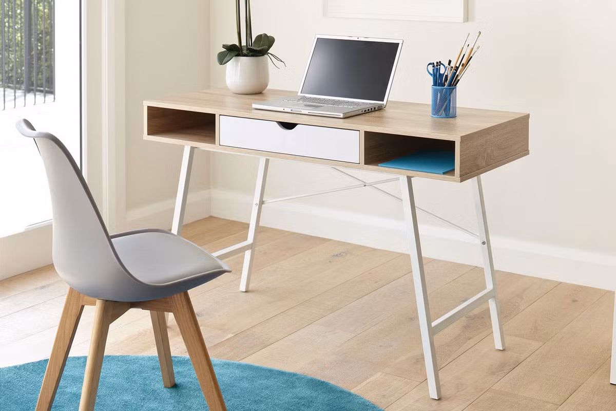 Ít ai biết, bàn việc chứa lượng vi khuẩn nhiều gấp hàng trăm lần nhà vệ sinh. Nếu không thường xuyên dọn dẹp bàn làm việc, bạn có thể mắc nhiều chứng bệnh nguy hiểm cho sức khỏe.