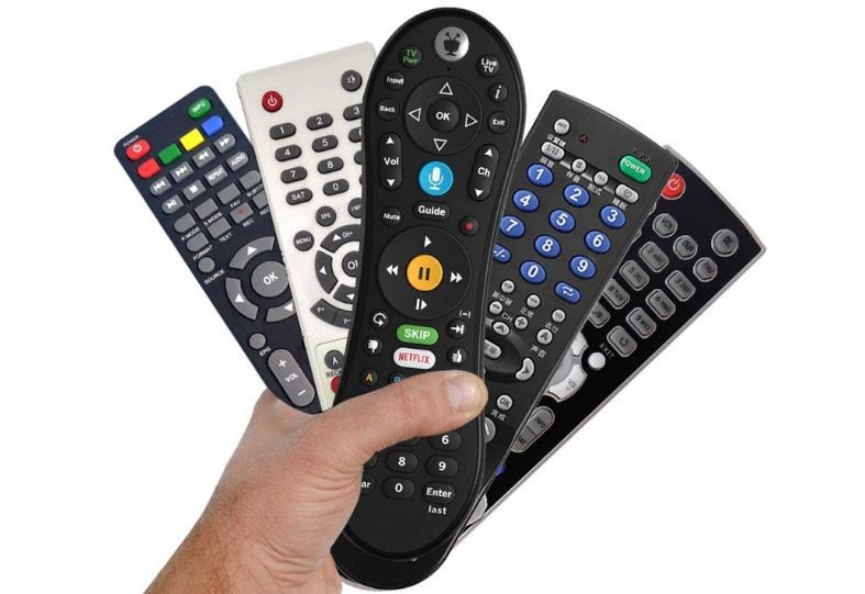 Điều khiển từ xa cũng là thứ có khả năng lây nhiễm virus, vi khuẩn cao. Hãy thường xuyên dùng khăn sạch vệ sinh điều khiển và tránh để chúng tiếp xúc lên cơ thể.