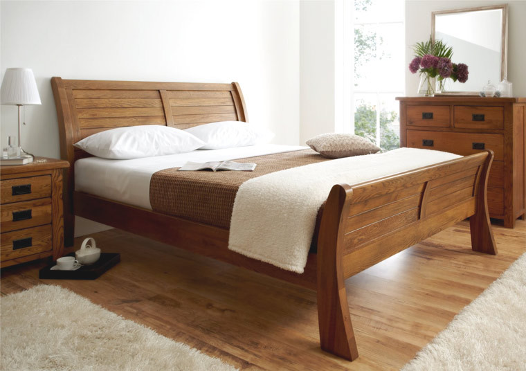 Gầm tủ quần áo, giường, bàn ghế...rất dễ tích bụi. Đừng quên quét dọn hoặc hút bụi các khe góc để đảm bảo vi khuẩn không còn chỗ ẩn nấp.