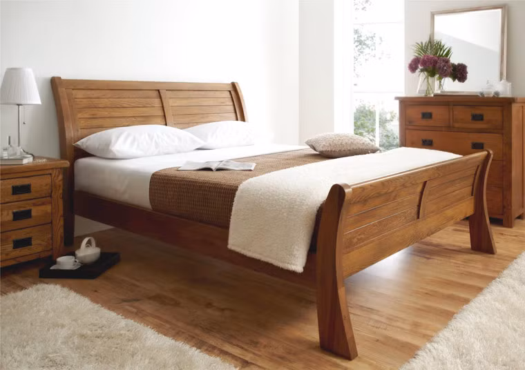 Gầm tủ quần áo, giường, bàn ghế...rất dễ tích bụi. Đừng quên quét dọn hoặc hút bụi các khe góc để đảm bảo vi khuẩn không còn chỗ ẩn nấp.