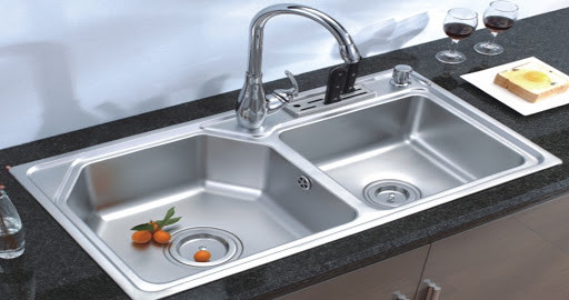 Bồn rửa bát với độ ẩm cao là nơi tạo nên môi trường lý tưởng cho vi khuẩn sinh sôi nảy nở. Theo một nghiên cứu, mỗi cm2 bồn rửa chứa đến 2.800 vi khuẩn. Nguồn ảnh: Internet. Video: Cách nhận biết người nhiễm virus Corona. Nguồn: VTC1.