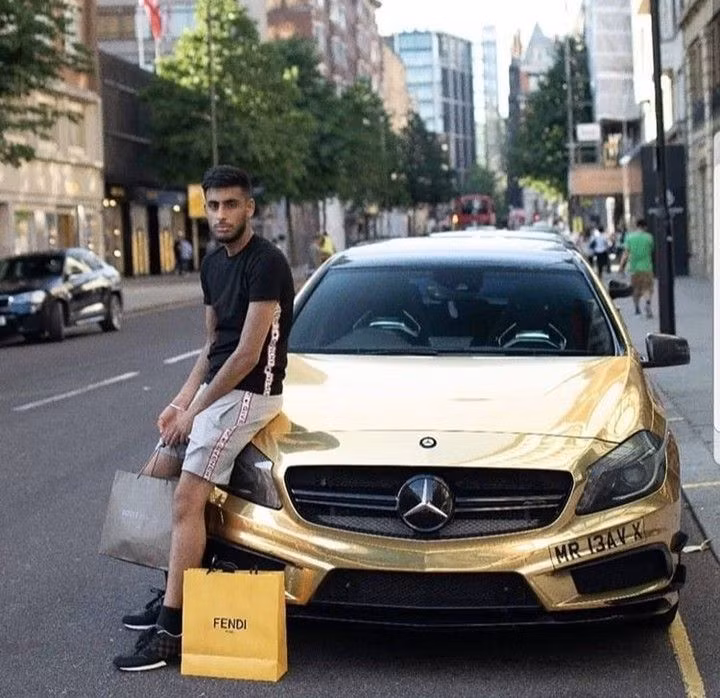 Ngoài ra, James còn thực hiện các yêu cầu khác của khách hàng, từ đặt chỗ tại một nhà hàng hay mua hộ những chiếc túi xách đắt đỏ.