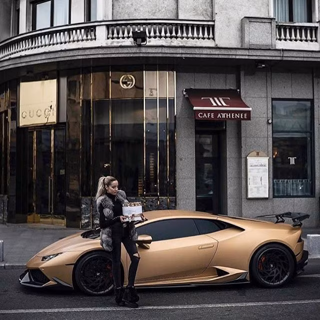 Đáng chú ý, có khách hàng còn muốn bao trọn tòa Eiffel chỉ để ăn tối với bạn gái.