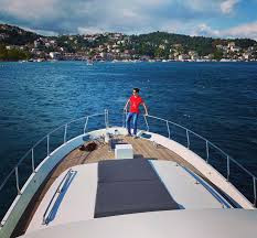 Các khách hàng của James còn thuê phản lực trị giá 37.000 USD để cho thú cưng đi du lịch, hoặc máy bay trực thăng để vận chuyển món bít tết còn nóng hổi từ đất liền tới một du thuyền ở Cannes. Nguồn: Internet. Video: Đại gia Việt lùng sục cá ‘khủng long 6 sừng’. Nguồn: VTC14.