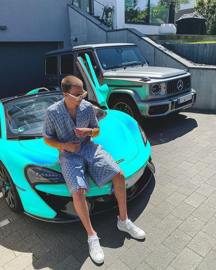 James không đơn thuần đăng hình ảnh về đời sống của hội con nhà giàu trên thế giới, mà còn sẵn sàng biến chúng thành hiện thực theo ý muốn của khách hàng.