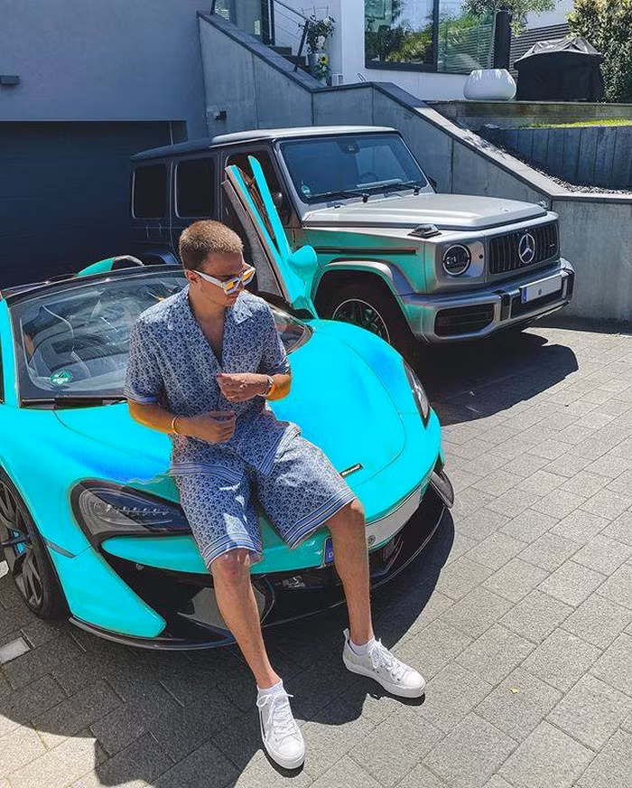 James không đơn thuần đăng hình ảnh về đời sống của hội con nhà giàu trên thế giới, mà còn sẵn sàng biến chúng thành hiện thực theo ý muốn của khách hàng.