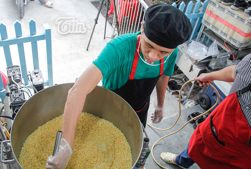 Với máy hỗ trợ làm bánh chưng, chỉ cần chọn được nguyên liệu tươi ngon, hợp vệ sinh thì thành phẩm ra lò vừa đạt tiêu chuẩn về số lượng lẫn chất lượng, không kém gì bánh chưng được làm theo cách truyền thống'.