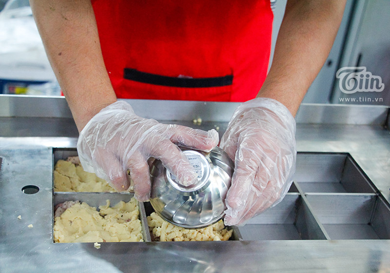 Đỗ xanh được làm sạch và cho vào máy xay nhuyễn.