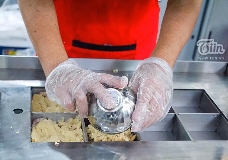 Đỗ xanh được làm sạch và cho vào máy xay nhuyễn.