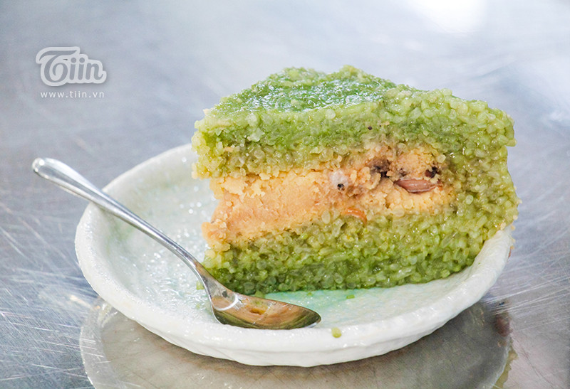 Bên trong chiếc bánh chưng được làm ra bằng một dây chuyền máy móc hiện đại.