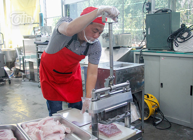 Với ý tưởng chế tạo máy làm bánh chưng, anh đã tận dụng những đồ cơ khí sẵn có ở nhà và chế tạo thêm một số thành phần khác, sau đó lắp ráp thành cỗ máy hoàn chỉnh, hỗ trợ gần như tất cả các công đoạn của việc làm ra loại bánh ngày Tết. Từ việc rửa thịt, làm sạch nếp, xay nhuyễn đỗ xanh, cho đến việc gói bánh, buộc lạt, hấp bánh...