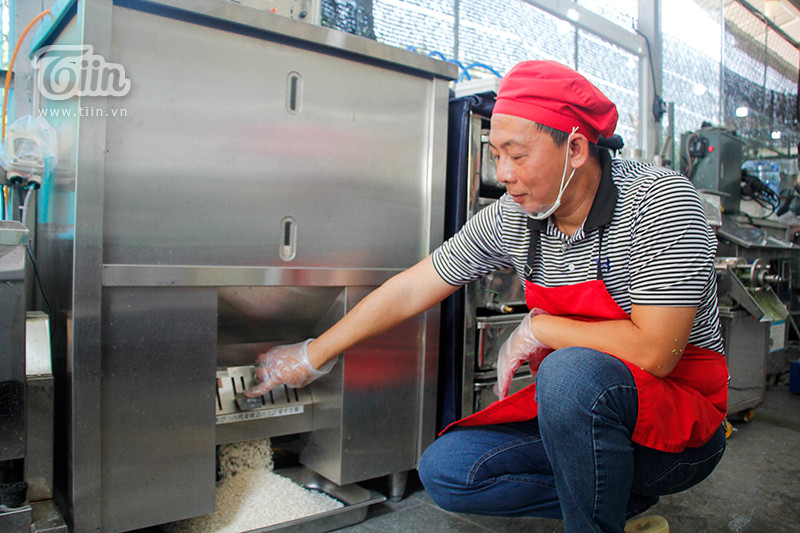 Anh Tưởng chia sẻ rằng: 'Cuộc sống ngày càng phát triển, người biết gói bánh chưng kiểu truyền thống không còn nhiều, chủ yếu là người lớn tuổi, không thể gói một ngày nhiều cái được vì vậy nguồn cầu luôn lớn hơn cung.