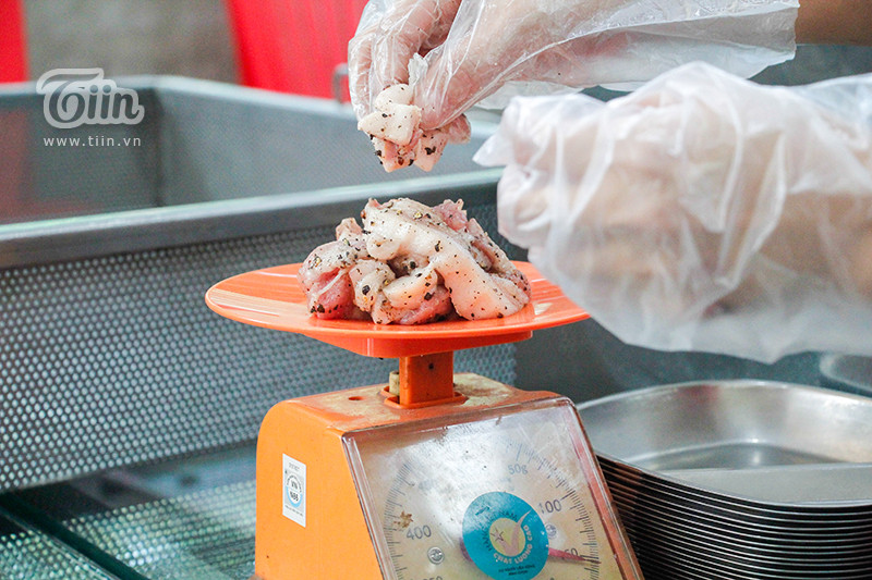 Anh Tưởng cho biết, nguồn nguyên liệu làm bánh được chọn lọc từ đặc sản của các tỉnh thành: nếp Điện Biên, đậu xanh Long Xuyên, tiêu Phú Quốc,...