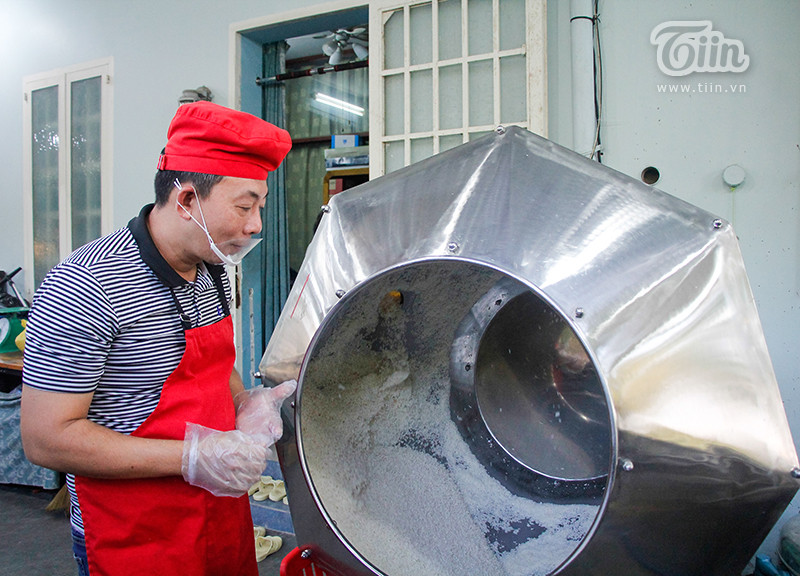 Thông tin về dây chuyền làm bánh chưng siêu tốc đang nhận được sự quan tâm của đông đảo người dân thời gian qua. Chủ nhân của chiếc máy này là anh Nguyễn Khắc Tưởng (quận Thủ Đức, TP.HCM), nhân viên của một công ty tài chính.