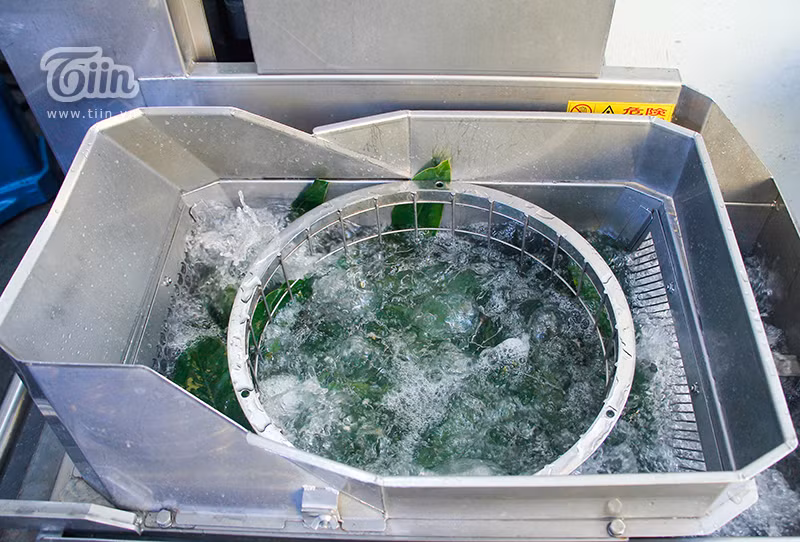 2 năm trước, qua vài lần cùng bạn bè gói bánh chưng theo kiểu truyền thống để thư giãn, anh Tưởng đã nuôi ý định chế tạo một cỗ máy có thể rút ngắn các công đoạn làm loại bánh này.