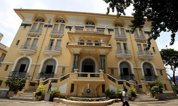 Trong số những dinh thự xa hoa của đại gia Sài Gòn xưa còn lại, có một công trình kiến trúc vô cùng đặc sắc là dinh thự 99 cửa tại số 97A Phó Đức Chính (quận 1, TP HCM). Ảnh: Zing.