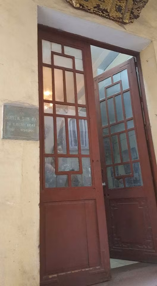 Cửa dẫn vào khu nhà chính của biệt thự. Ảnh: Vietnamnet.